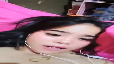 Aksi Mandiri Earphone Putih, Cewek Indo Viral Panas poster