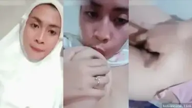 Bokep Jilbab Lupa Nutup Pintu Mukena Terbuka Sange Viral poster