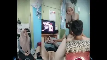 Bokep Jilbab Ukhti Cilik Pamer Servis Andalannya poster
